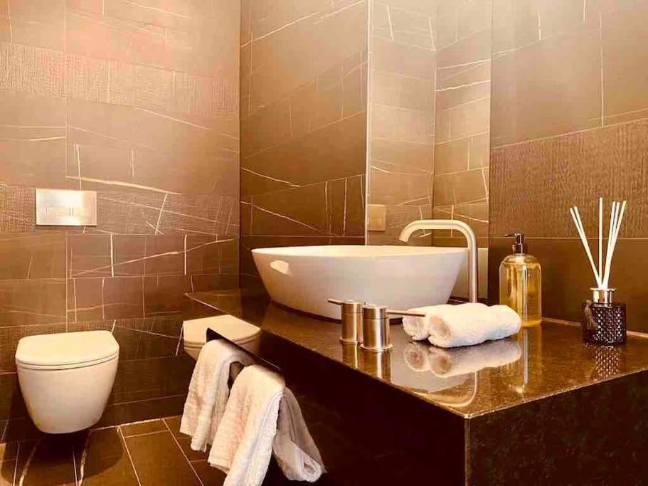 Large 3 Bed 3 Bathrooms Penthouse With Terrace And City Views In Londra Exterior foto